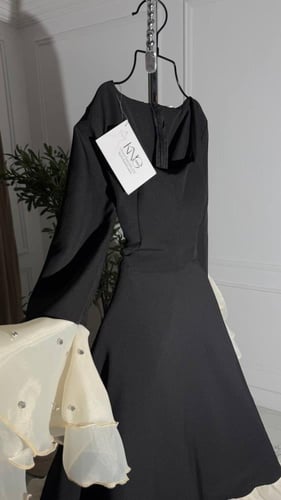 فستان سهرة أسود باري بجوانب بيج مكشكشة