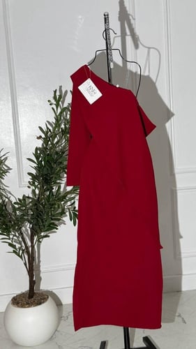 فستان باربي أحمر بكتف واحد بتصميم انسيابي أنيق