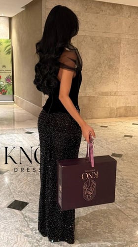 فستان جوخ فاخر بتطريز وخرز أنيق، إطلالة راقية وداف...