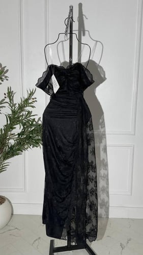 فستان اسود دانتيل مع ذيل جانبي