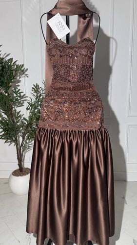 فستان سهرة بني شك مع تفته و شال