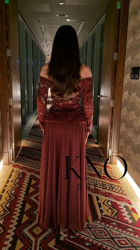 فستان بايزي مطرز يدوياً بجورجيت مبطن لإطلالة أنيقة