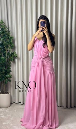 فستان جورجيت وردي فاخر بتصميم انسيابي أنيق