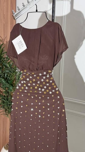 فستان بني شيفون طويل بتطريز نجوم