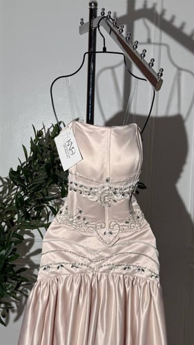 فستان بيج ساتان مطرز بتفاصيل فاخرة أنيقة