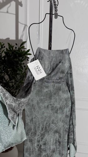 فستان استرتش طويل بقماش لامع وأكمام واسعة