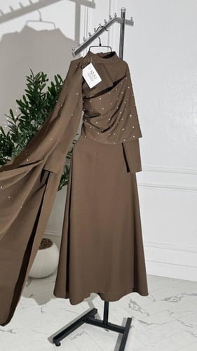 فستان برقبه مرتفعه وتطريز ناعم