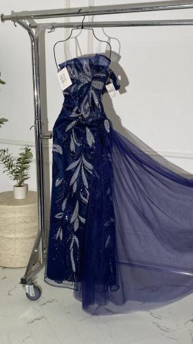 فستان كحلي فاخر بتطريز لامع وتل جانبي انسيابي