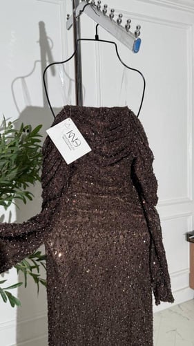 فستان دانتيل بني مطرز بكردانة ولؤلؤ فاخر بتصميم أن...