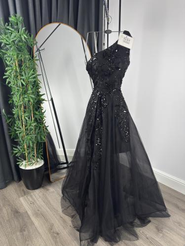 فستان سهرة أسود بتطريز فاخر