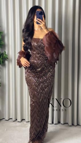 فستان بني فاخر بشك متقن وأورجنزا ليزر