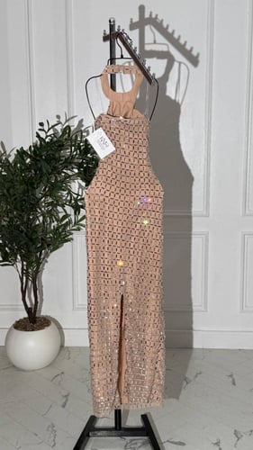 فستان بيج فاخر مرايات استرتش يفيض أناقة.