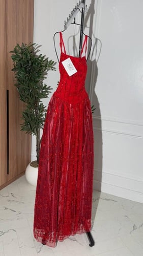 فستان أحمر طويل بدون أكمام مزين بالشك – تصميم مبهر...