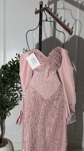 فستان لحمي أنيق بخامة شك سلاسل باربي