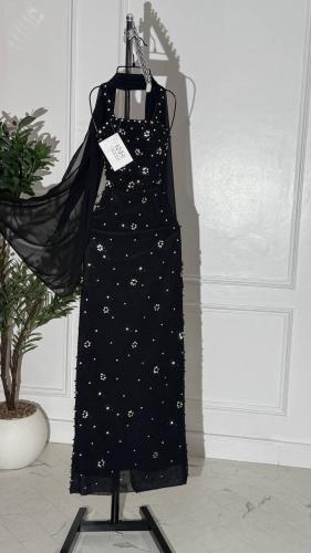 فستان اسود طويل مع لول وفصوص