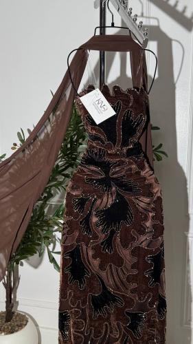 فستان كلفة مخمل مع شك لامع وشال جورجيت ناعم لإطلال...