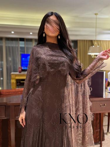 فستان دانتيل ناعم مع طرف وشال