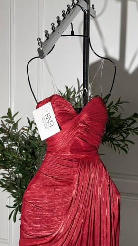 فستان كرنكل فاخر بلون عودي أنيق، يجمع بين الفخامة...