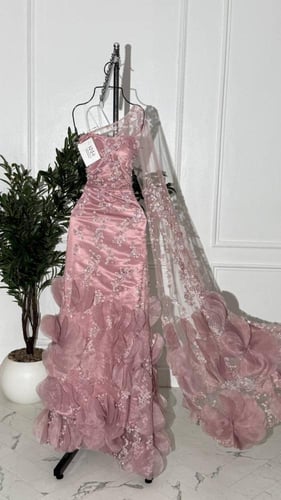 فستان تل مع شك فاخر وزينة ورود ليزر