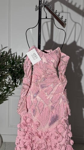 فستان وردي فاخر بورود ثلاثية وتطريز أنيق