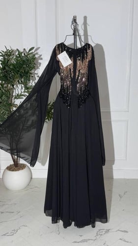 فستان اسود مع شك مموج فاخر