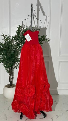 فستان سهرة أحمر كورسيه مطرز مع تنورة أورجنزا وورود...