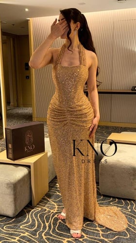 فستان استرتش ذهبي بلمعة فاخرة ومرونة أنيقة