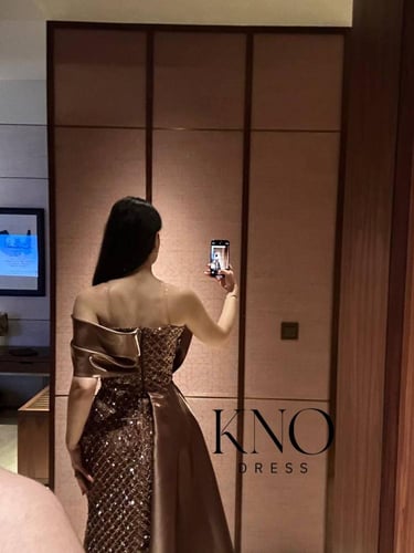 فستان بني طويل بلمعة ميكادو فاخر مع عقدة جانبية وش...