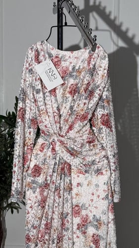 فستان دانتيل استرتش فاخر بفصوص براقة وتصميم مزين ب...