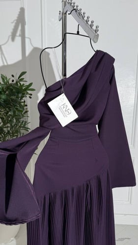 فستان بنفسجي داكن بكسرات من الاسفل
