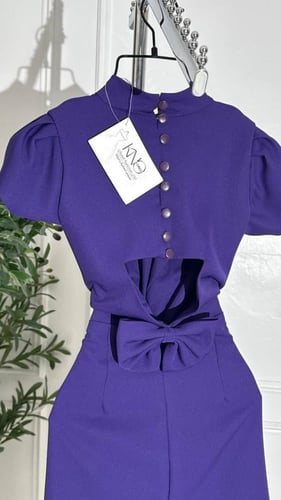 فستان قصير مع ازرار وفيونكه بالخلف