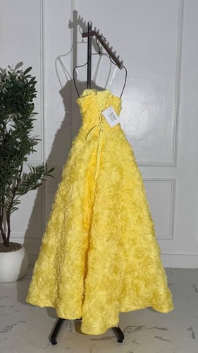 فستان سهرة اصفر كلوش برباط خلفي