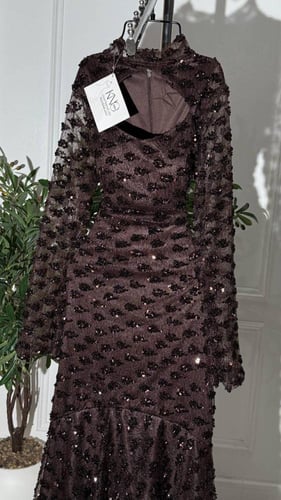 فستان قصير من خامة منقّط شك، لمعات ناعمة تضيف بريق...