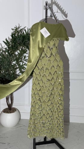 فستان سهرة ذهبي بقطعتين وتطريز فاخر وتفتة