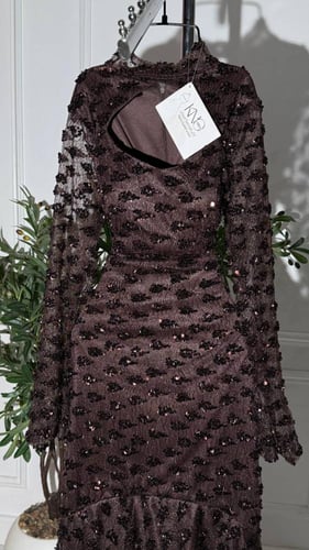 فستان قصير من خامة منقّط شك، لمعات ناعمة تضيف بريق...