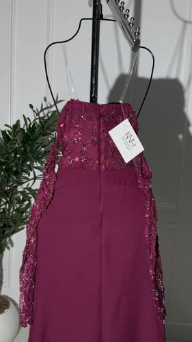 فستان سهره برغندي باربي مع دانتيل وخرز وأكمام متدل...