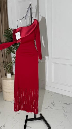 فستان مخصر طويل مع تطريز هدب