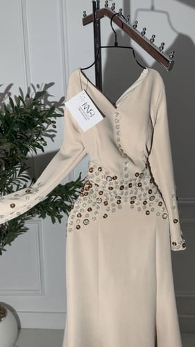 فستان طويل بيج بتطريز مع اكمام طويلة
