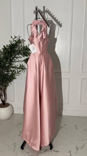 فستان سهره لحمي ميكادو مع ورود فاخرة وخرز