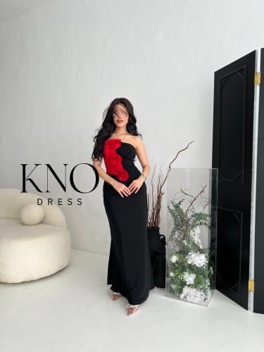 فستان اسود لامع مع ورود حمراء