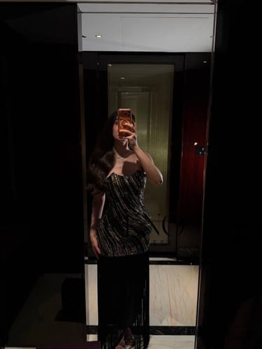 فستان خامة شك مع تفته وهَدَب فاخر يضفي لمسة أناقة...