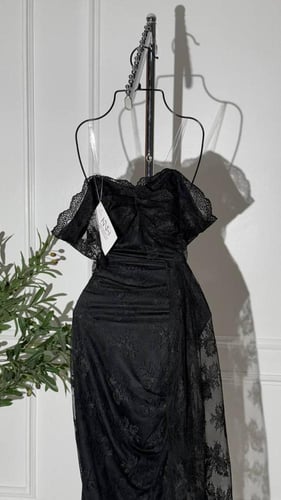 فستان اسود دانتيل مع ذيل جانبي