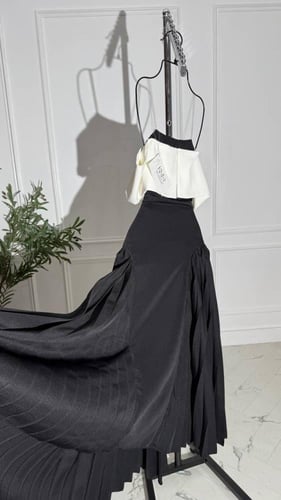 فستان اسود ناعم مع قبه بيضاء