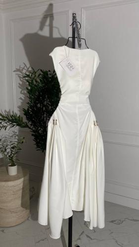 فستان ساده ناعم بتفاصيل جانبيه لون ابيض