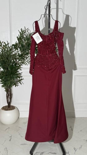 فستان سهرة بايري عنّابي مطرّز يدويًا