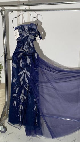 فستان كحلي فاخر بتطريز لامع وتل جانبي انسيابي