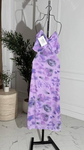 فستان ناعم مزين بفيونكه من الصدر