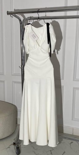 فستان بيان سهرة أبيض باري طويل بشريطة سوداء