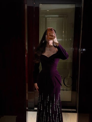 فستان جوخ فاخر مع تطريز يدوي مباشر يضيف له لمسة فخ...