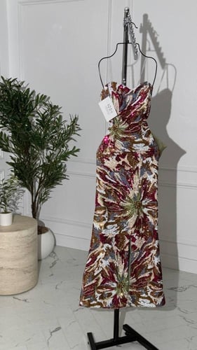 فستان سهرة شك ملون فاخر بتصميم أنثوي ولمسات لامعة...